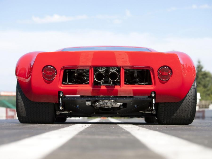  Ford GT40 Race Car 1966 года  (фото 6 из 8)